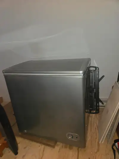 2 Congélateurs / FREEZERS danby & frigidaire, View more