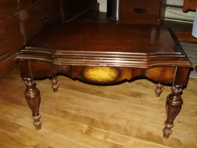 elle a au moins 50 ans , 25'' x 14'' x 15 1/2 de haut , quelque grafigne bien surs jarry et pie-1x e...