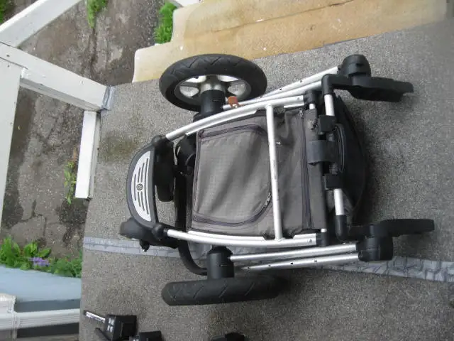 Child Stroller; Maxi Cosi brand with removable lightweight seat in Strollers, Carriers & Car Seats in Thunder Bay - Image 4