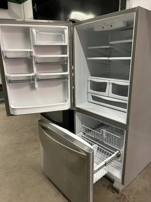 Frigidaire and stove perfect condition very clean all functional in Stoves, Ovens & Ranges in City of Montréal - Image 8