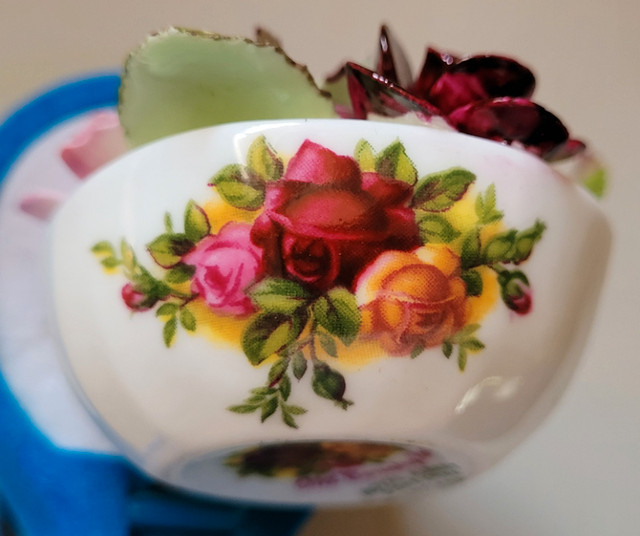 ROYAL ALBERT Old Country Roses Bone China Pink, Red & Yellow in Arts & Collectibles in Oshawa / Durham Region - Image 3