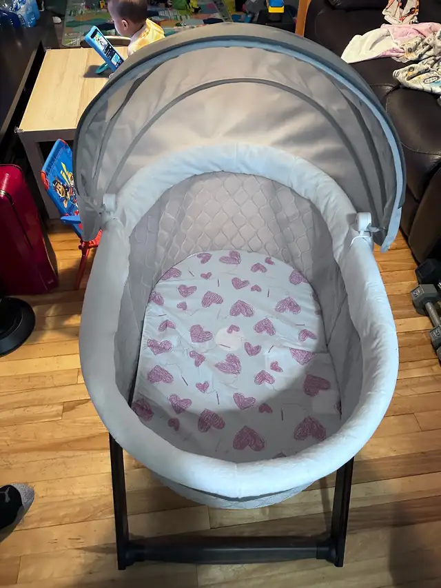 Wood Bassinet in Cribs in City of Montréal - Image 6