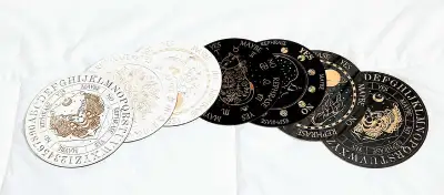Planche à pendules, fait de bois peint. 15cm de diamètre et 0.3cm d'épaisseur. 7 modèles proposés. d...