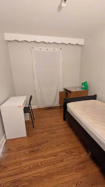 ROOM FOR RENT LADYS ONLY This is a family house We're looking for a student or worker to rent this r...