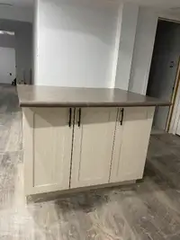 Used Kitchen Island!! Just like new never used.