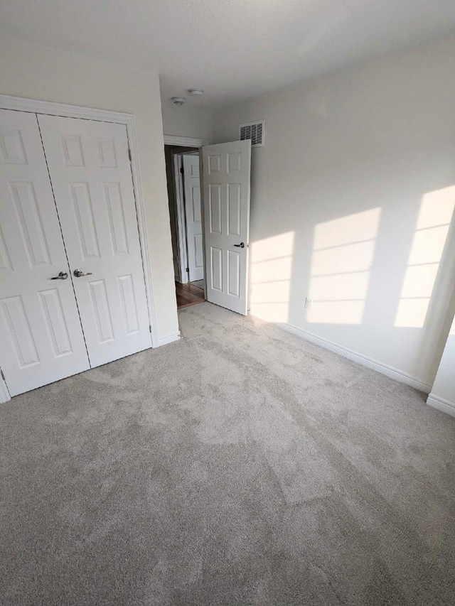 Master bedroom for rent in New Townhouse North Oshawa  in Room Rentals & Roommates in Oshawa / Durham Region - Image 4