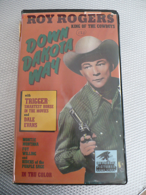ROY ROGERS-DOWN DAKOTA WAY -CASSETTE VHS VINTAGE dans CD, DVD et Blu-ray  à Longueuil/Rive Sud - Image 2