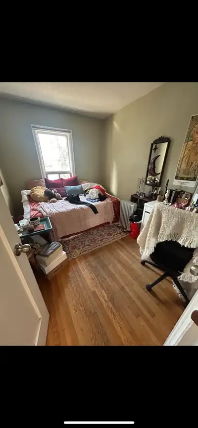LOOKING FOR A SOMEONE TO JOIN A 3 BEDROOM HOUSE -a 3 bedroom house with 2 other girls -upper floor -...