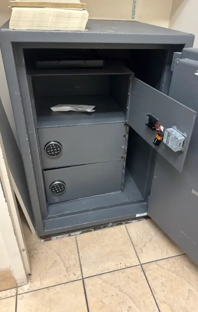 Chubbs commercial Safe / vault  in Other Business & Industrial in City of Toronto - Image 3