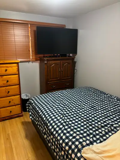 house is located on a quiet safe crescent north of sherwood drive . Rent of 650 and damage ,deposit...