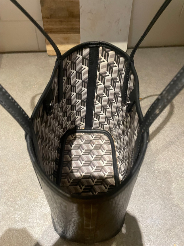 Black mcm purse. REVERSIBLE LIZ SHOPPER IN VISETOS in Women's - Bags & Wallets in Kelowna - Image 2