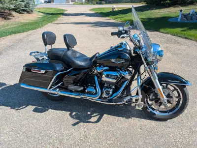 2017 Road King FLHR 107. 21000km, great shape, driver and passenger backrest, luggage rack, Bluetoot...