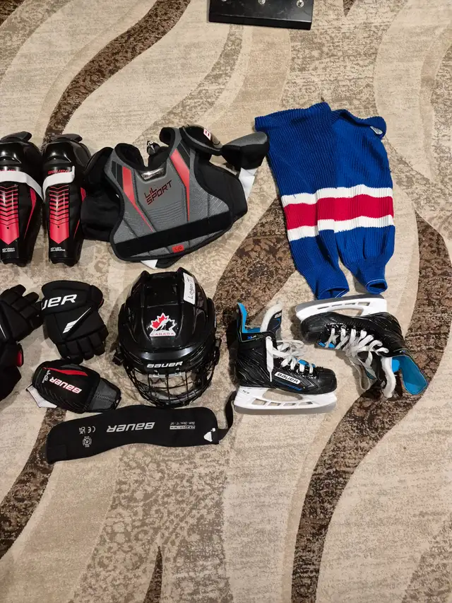 TODDLER YOUTH FULL HOCKEY EQUIPMENT BAUER STICKS(AGES 5-6 ) in Hockey in Mississauga / Peel Region - Image 4