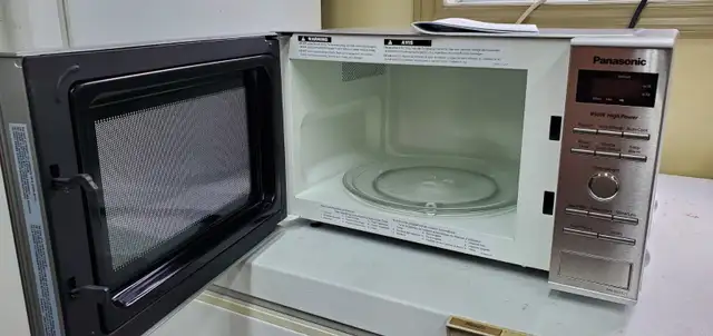 Virtually New Panasonic Compact Microwave Oven. in Microwaves & Cookers in Trenton - Image 6