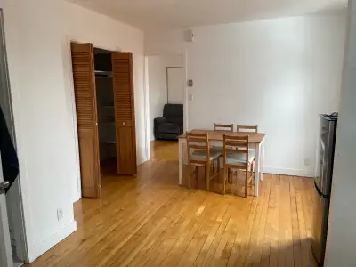 À LOUER - Grand 3 1/2 ⭐️DISPONIBLE IMMÉDIATEMENT ⭐️ L'appartement est au 1er étage et situé non loin...