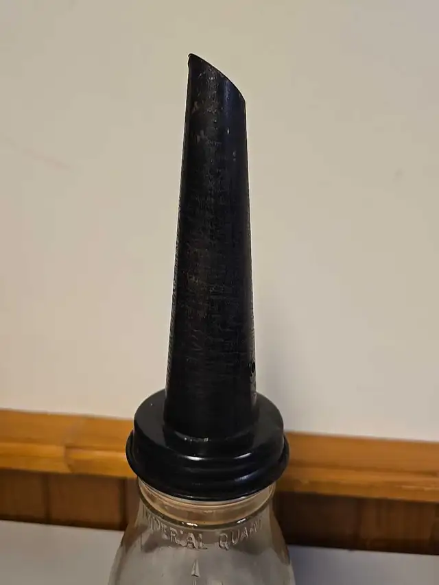 Imperial Quart Motor Oil Bottle Antique Gas & Oil in Arts & Collectibles in St. Catharines - Image 6
