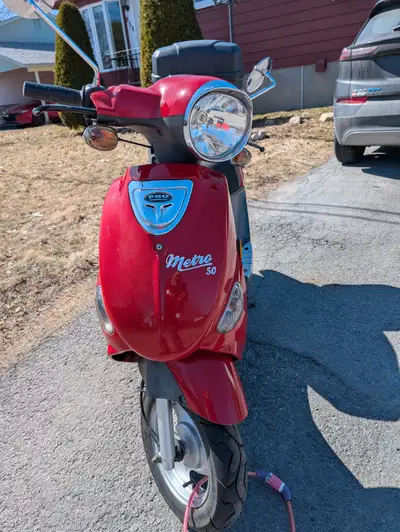 Scooter PGO Metro 50 2012. Moteur 2 temps En bonne condition. Le démarreur électrique ne fonctionne...