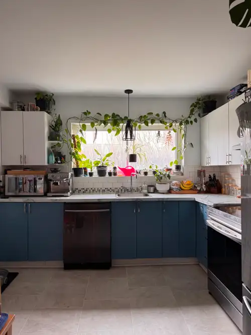 Grand 5 1/2 chauffé, Demi sous-sol de Triplex -Longueuil disponible le 1er Juillet 2026. Rénové au f...