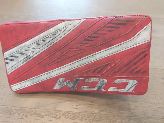 CCM Extreme Flex 4 Goalie Pads 31+1, Blocker and Glove in Hockey in Calgary - Image 6