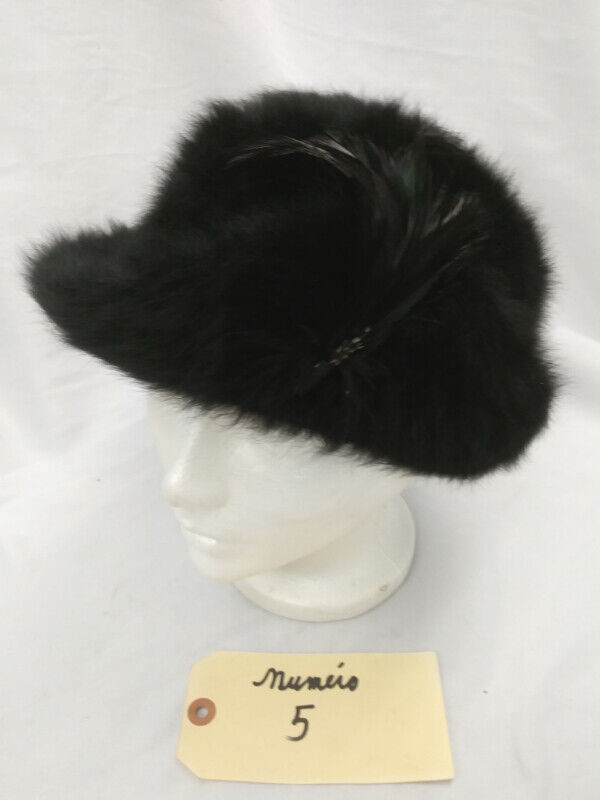 4 chapeau en fourrure 15$ chaque dans Femmes - Hauts et vêtements d'extérieur  à Longueuil/Rive Sud - Image 2