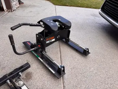 Great condition Curt A16 sliding fifth wheel hitch. Sold trailer so don’t need anymore. Bought new i...