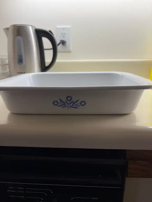 CORNINGWARE Baking Dish in Kitchen & Dining Wares in Mississauga / Peel Region - Image 5