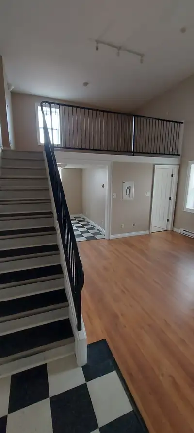 Gravenhurst. NON-SMOKING/NO PETS DUE TO ALLERGIES Stylish 1 bedroom loft apt in downtown area, Quiet...