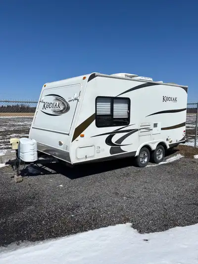 2011 Dutchmen Kodiak 181E Hybrid Camper No leaks All appliances work great including A/C and heat Ti...