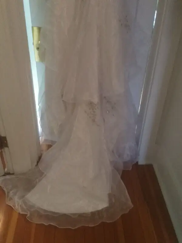 Beaded Wedding dress size 4-6 never worn in Wedding in Saskatoon - Image 4