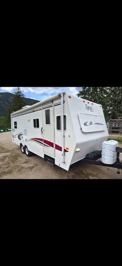 Like-New Triple E Topaz T273SLE Travel Trailer This Canadian-made top-quality 2004 Triple E Topaz T2...