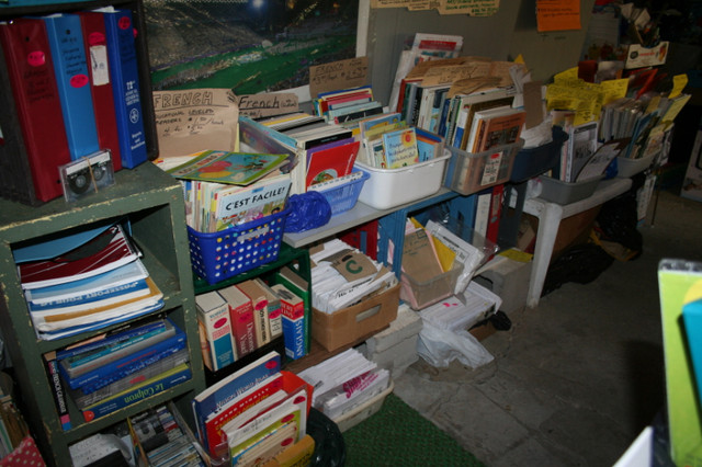 GARAGE SALE and FLEA MARKET School Supplies, Antiques to Kitchen dans Ventes de garage  à Winnipeg - Image 2