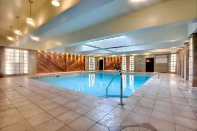 Condo 4 1/2 all inclusive, pool, sauna, elevator, int. parking