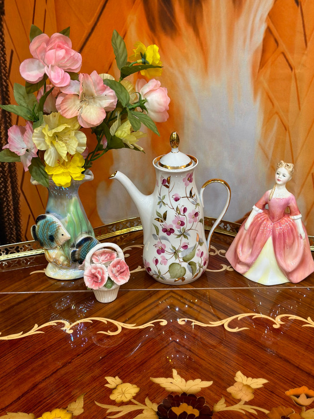 Vintage hand painted demitasse tea set/ espresso cups, 1 figurin in Kitchen & Dining Wares in Hamilton - Image 4