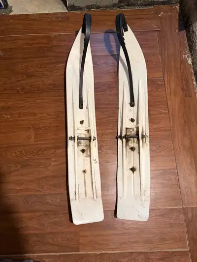 Sly Dog Powder Hound 7 Skis pair of white and 1 New spare Red/Black $300 obo 780 919 8135