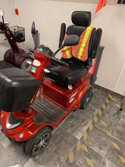 Quadri RZ1000 intermédiaire à haute gamme Ce modèle est prisé pour son moteur de 950 W, sa batterie...