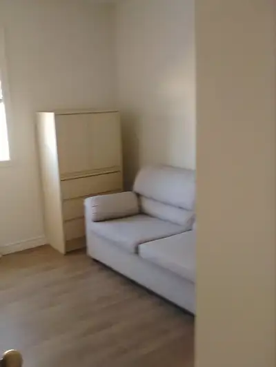 J'ai 2 chambres à louer, dans mon appart de style condo. Ce sont des chambres privées, le reste est...
