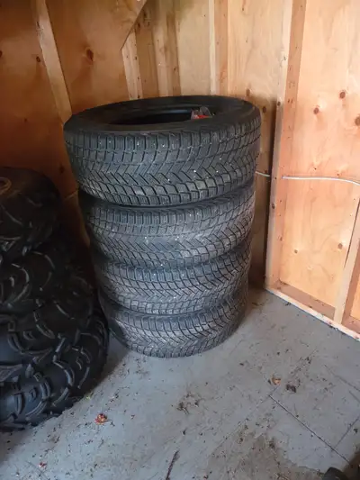 4 pneus d'hiver Michelin Ice Snow SUV 275/65 R18 Bon pour une dernière saison dépendamment de combie...