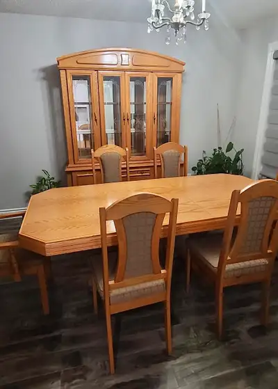 Solid Oak dining set with large double table, 4 armless chairs and 2 captains chairs in neutral crea...