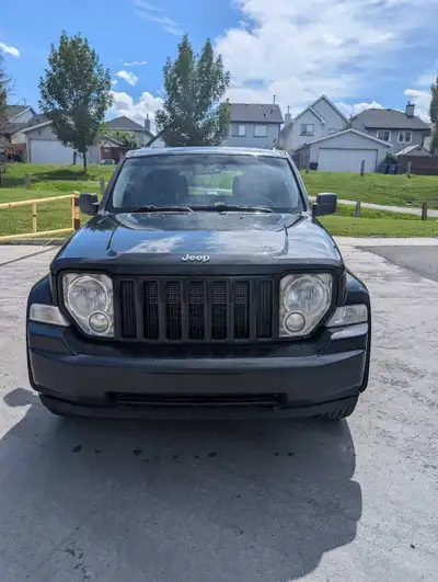 I am selling my Jeep Liberty Sport 2011 with 4WD and a 3.7L V6 engine, offering a blend of ruggednes...