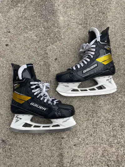 Size 7.5 MyBauer Customs, retails for $1500+ tax Blades are used, as Bauer no longer sells blades wi...