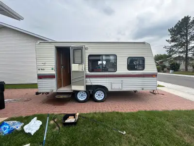 $4300 OBO 1992 travel trailer Approx 4000lbs dry weight 21’ bumper to hitch 2 - 30lbs propane tanks...
