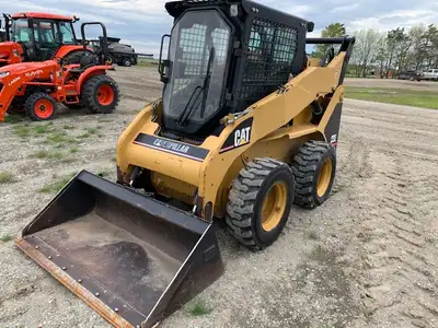 Cat 232 Skid Steer (2004) Low hrs. 1020 hrs, cab and heater, 67hp, nice unit.