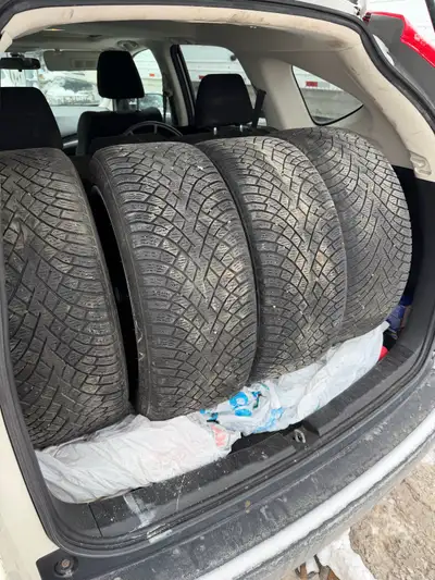 Bonjour, Je vends pneus d’hiver Nokian Hakkapeliitta R5, 235/45R18 Ils ont servi 2 hivers. Ils sont...