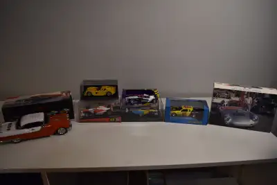 SLOT CAR ; 6 Autos pour piste de course 1/32 / 3 F-1 SCX 1 Toyota 1 BMW 1 Renaud comme neuve $45 cha...