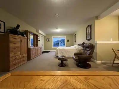 Huge Room for rent Separate entrance In South Nanaimo. Very close to beautiful walking trails in Cin...
