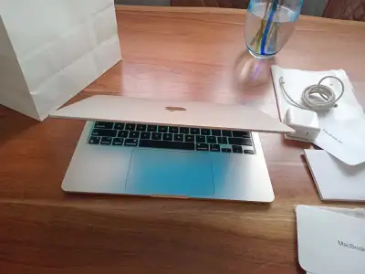 (M2) Apple 2022 Macbook air travail  très rapide  bon état, View more
