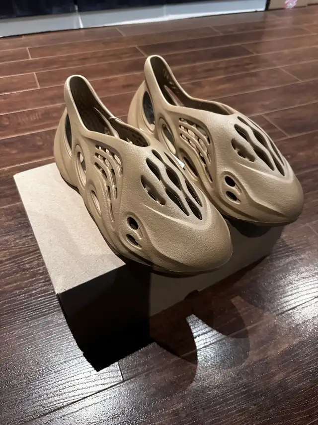 Yeezy Foam Runner Clay Taupe Size 11 in Men's Shoes in City of Toronto - Image 4