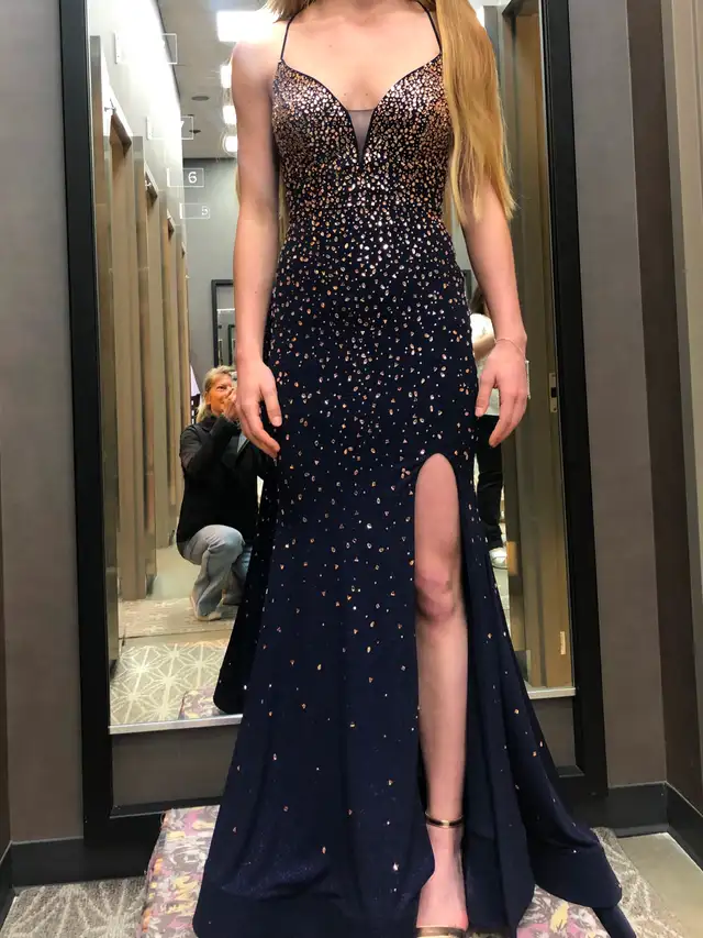 Like new beautiful Grad Dress size 2 in Women's - Dresses & Skirts in Banff / Canmore - Image 2