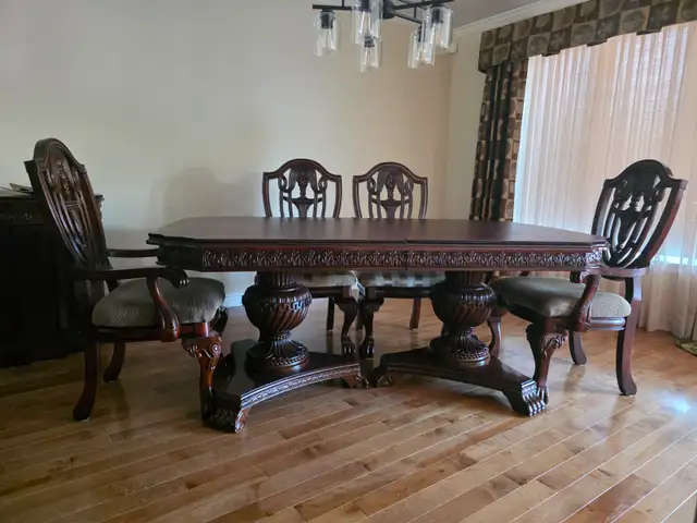 Dining table and chairs in Dining Tables & Sets in Laurentides - Image 3