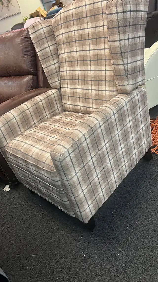 29.92 in. W Brown plaid Polyester Push Back Recliner chair  in Chairs & Recliners in Markham / York Region - Image 3